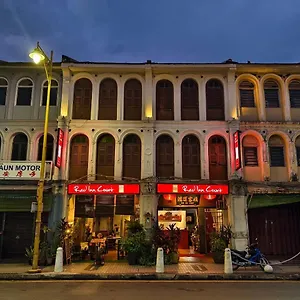 Hostel Red Court 